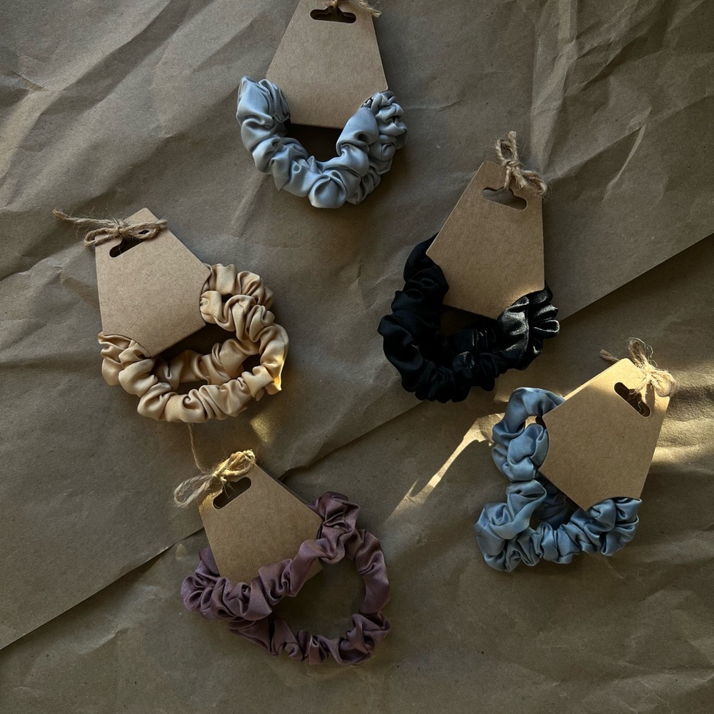 🤩 any two items for $9 🤩 2 pack silk scrunchies - Picture 6 of 7